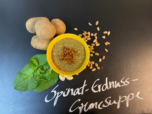Spinat-Erdnuss-Cremesuppe
